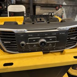 Honda Accord Radio Audio and face panel LX sedan 2013 - 2015 ; JC087 