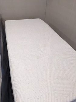 Casper Snow Twin XL Mattress - Like New