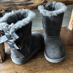 UGG Bailey Bow II Boots Size 8T (Toddler Size) 