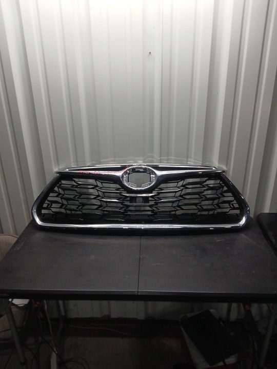 2020 2021 2022 2023 TOYOTA HIGHLANDER FRONT BUMPER GRILLE OEM USED CHROME