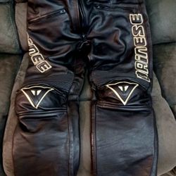 Dainese Men's Motorcycle Black Leather Pants Size 52 Elastic Waist - Excellent 