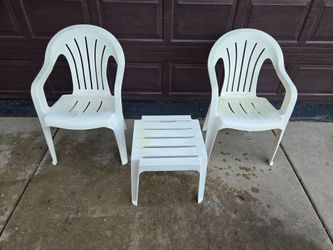Outdoor chairs w/ table