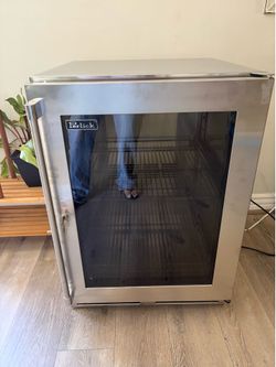 Perlick Signature Series 24” Built-In Glass Door Refrigerator