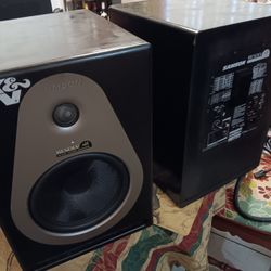 SAMSON MONITORS IN PERFECT CONDITION. RESOLV A8.  ALGUNOS ARREGLITOS COSMETICOS DEBE HACERLES.  MUY BUENO PARA ESTUDIO