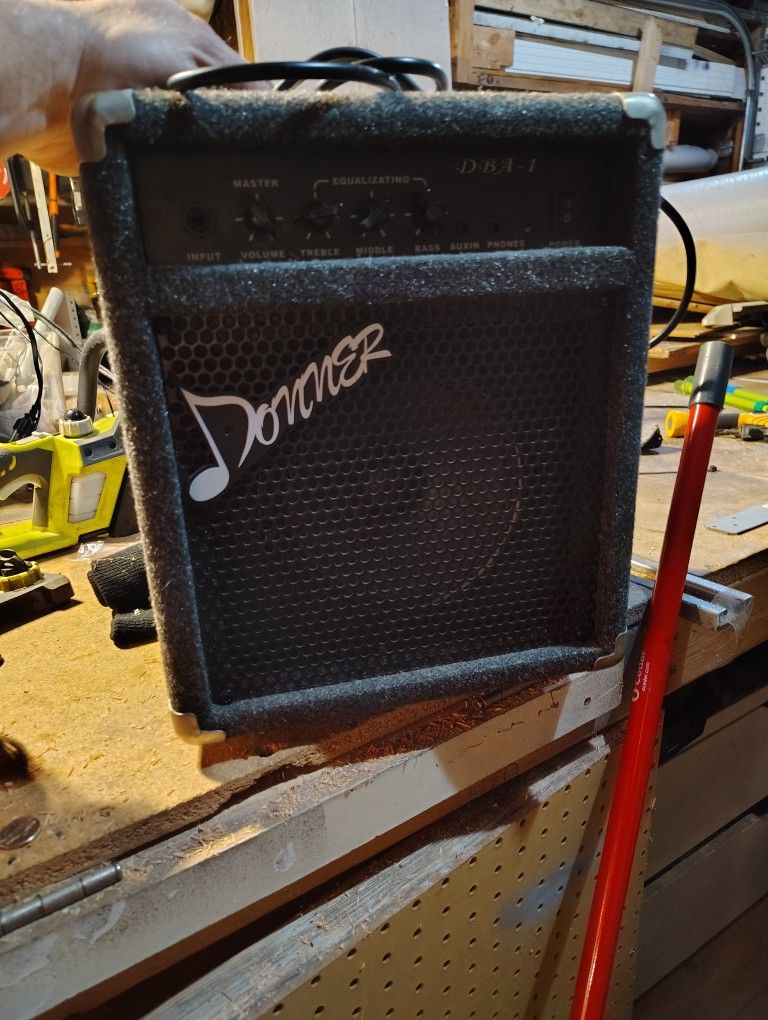 Donner  5in Dba-1 20 Watt bass guitar amplifier
