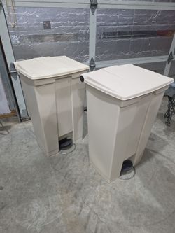 Rubbermaid 23 gallon step commercial garbage can