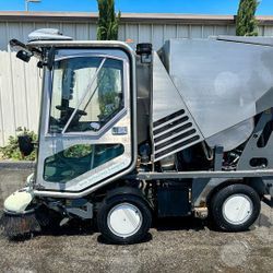 Tennant Green Machine 525 Sweeper - Kubota Turbo Diesel, Great Condition & Ready To Work!