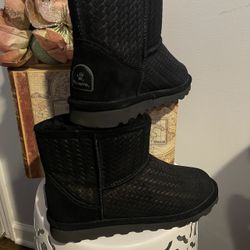 New Bearpaw Woman’s Boots Size 10
