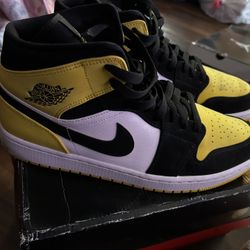 Air Jordan 1 Mid Yellow Toe Black.