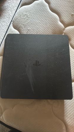 PS4 comes with 1 controller and charger