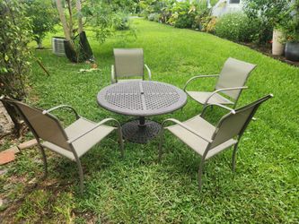 Outdoor Patio Table and 4 Chairs Set