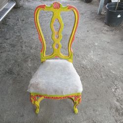 8 Foot Table   4 Lion Leges 8 Chairs  Recover All Excellent  Condition 