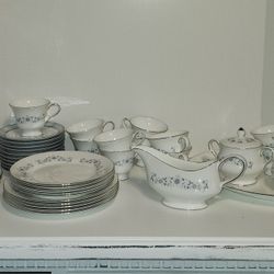 Wedgwood Josephine Blue, Blue Flowers and Leaves with Platinum Trim