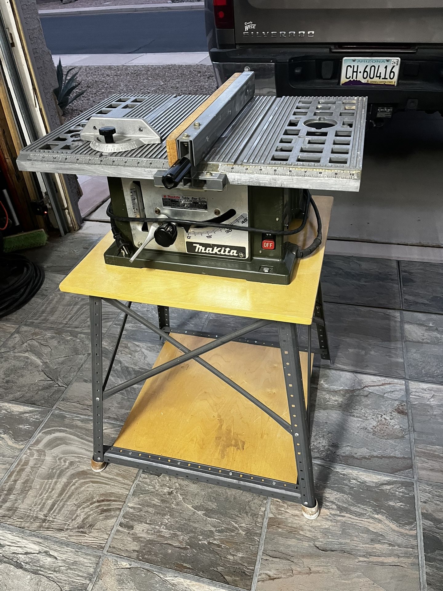 Makita Bench top 8 1/4” Table Saw