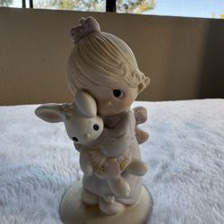Precious Moments “Jesus Loves Me” (1977) – Vintage Figurine