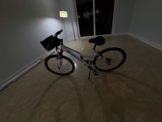 Schwinn Hybrid Bike – Excellent Condition – Ready to Ride