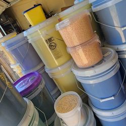 Hola tengo Javon Para lavar Ropa y Para lavar trastes y tambien cloro  Para lavar ropa  y suavitel  y tide pods y 


desengrasante  en cubeta de 5gall