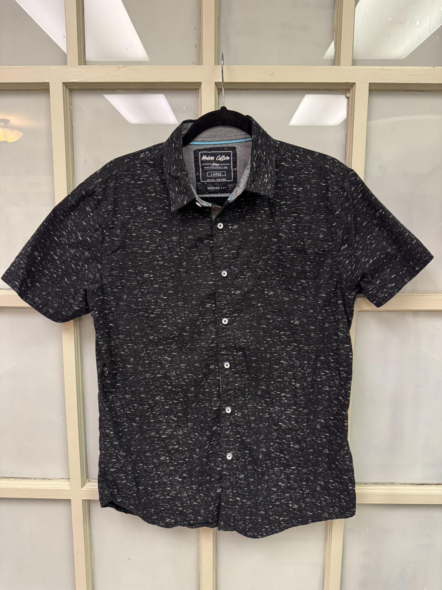 Modern Culture Men’s Large Short Sleeve Button Up Black