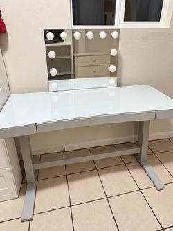 Selling Tresanti Geller 47” Adjustable Height Desk, originally purchased from Costco.