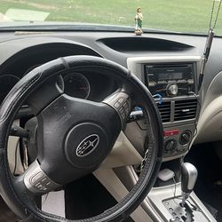 Subaro color verde agua corre bastante bien llantas seminuevas corre muy recio solo esta bajo de revoluciones cuesta 200 dollares areglarlo no tengo t