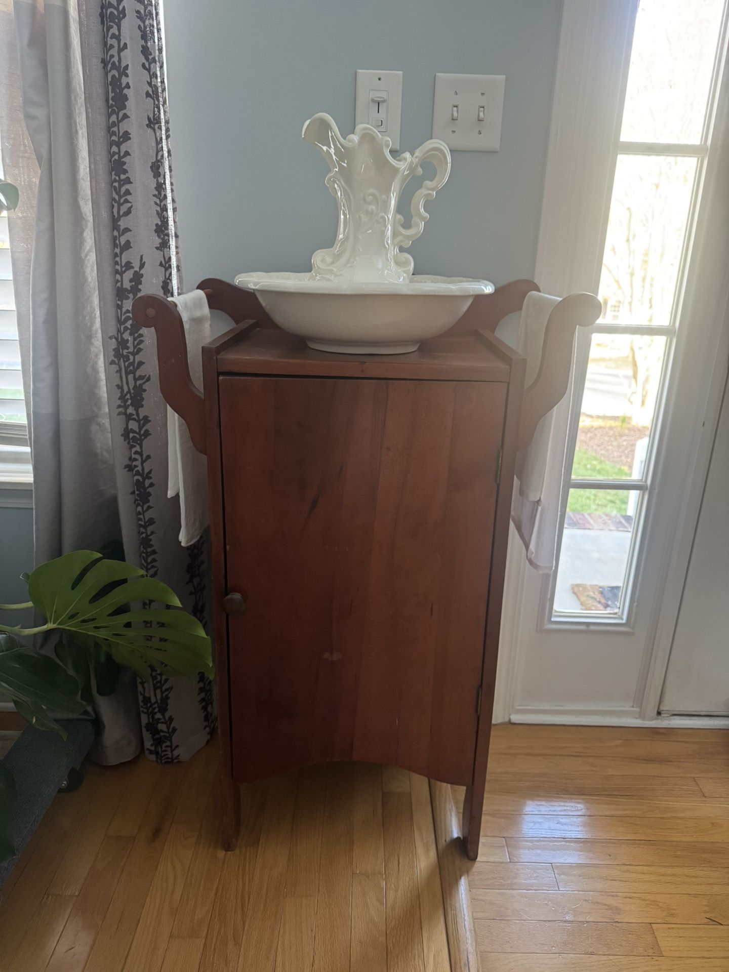 Antique pitcher & basin sink