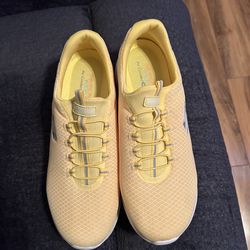 Womans Skechers Size 9 LIKE NEW