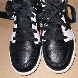 Air Jordan 1 Mid SE Glow in the Dark
( size 1 youth ) lightly worn