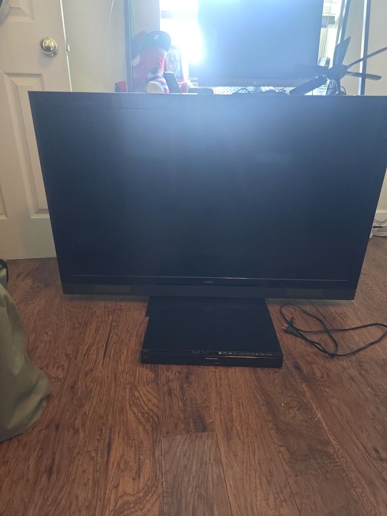 3D TV with 3D Blu-ray Player, Movies And 3d Glasses