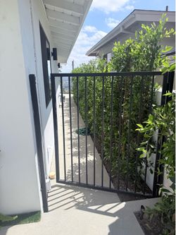 Side gate