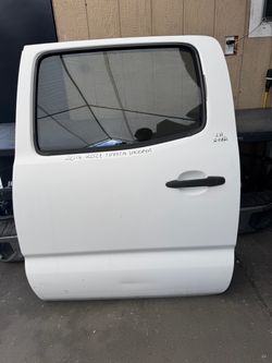 2005-2015 TOYOTA TACOMA LEFT REAR DOOR OEM USED
