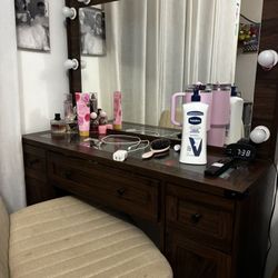 Vanity With Chair 