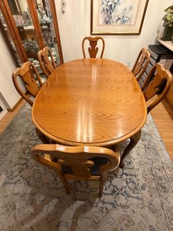 Dining Room Table / 6 Chairs / 2’Leafs / Pads