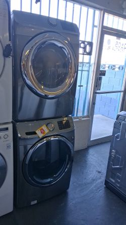 Like new Samsung washer and gas dryer set/ stackable
