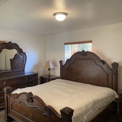 Traditional Brown Cherry Solid Wood King Bedroom Set