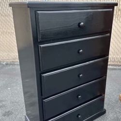 Five Drawers Dresser With Rails