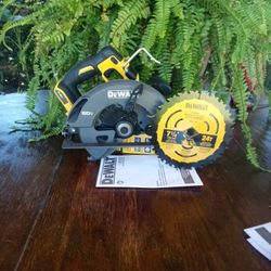 DeWalt 60v New. Flexvolt.   Circular Saw.  7 1/4 ".   W/ Blade. Brushless Motor 