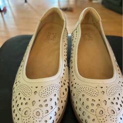 naturalizer bone flats size. 9