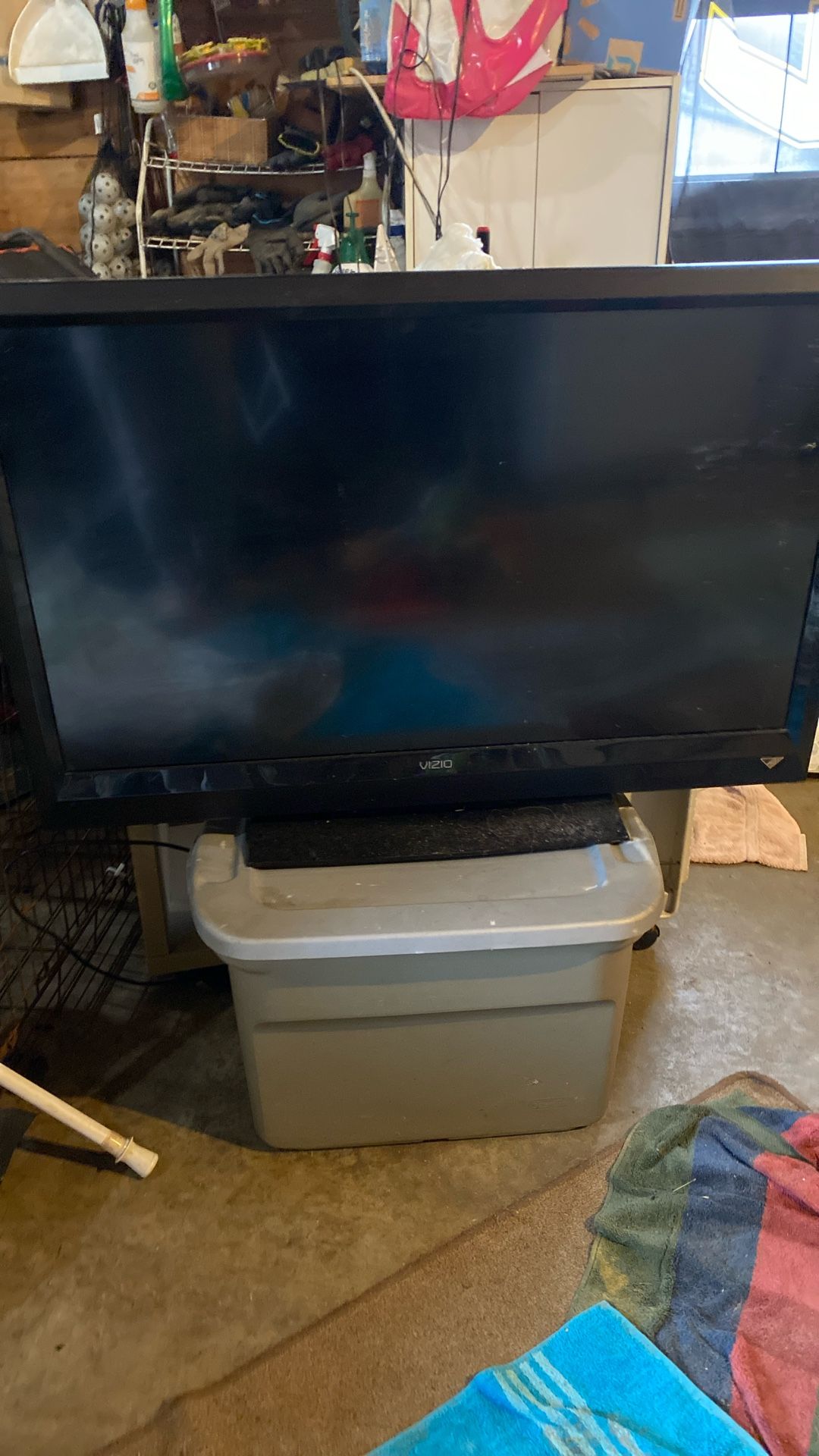 Vizio 36in Screen & 27in Emerson