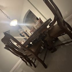 Diningroom table And chairs