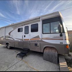 2006 Winnebago Voyage