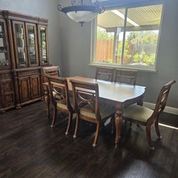 Gorgeous Dining Table And Hutch