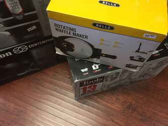Una licuadora de 12 velocidades nueva sellada en caja Oster.
