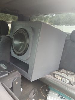Single 12in subwoofer box with kenwood 12in for a crew cab  ( READ DESCRIPTION )