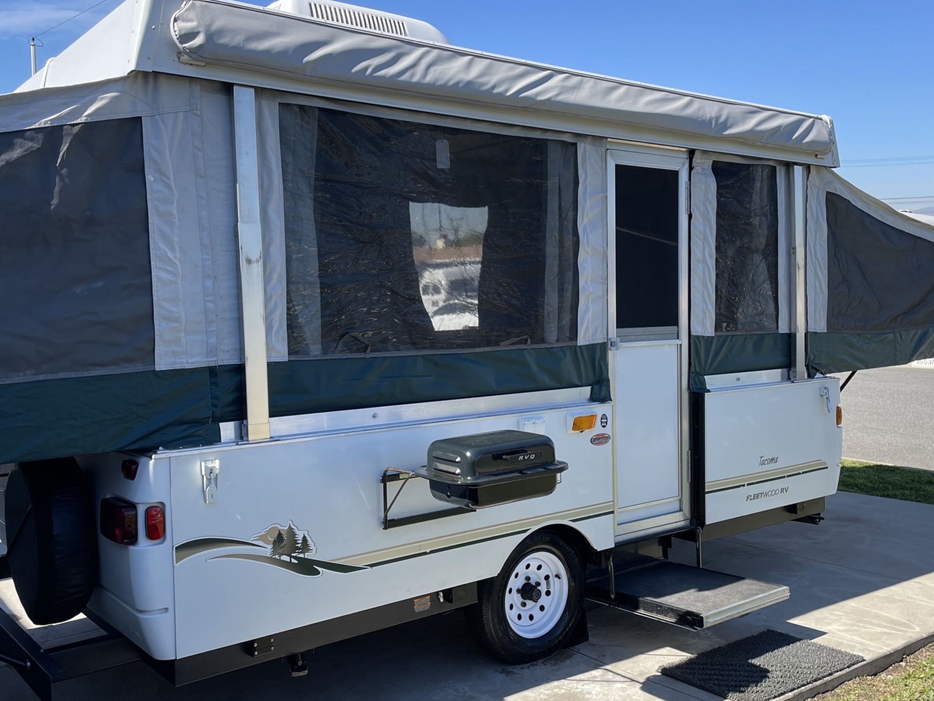 2004 Travel Trailer/Tent Trailer By Fleetwood! In Great Condidtion!