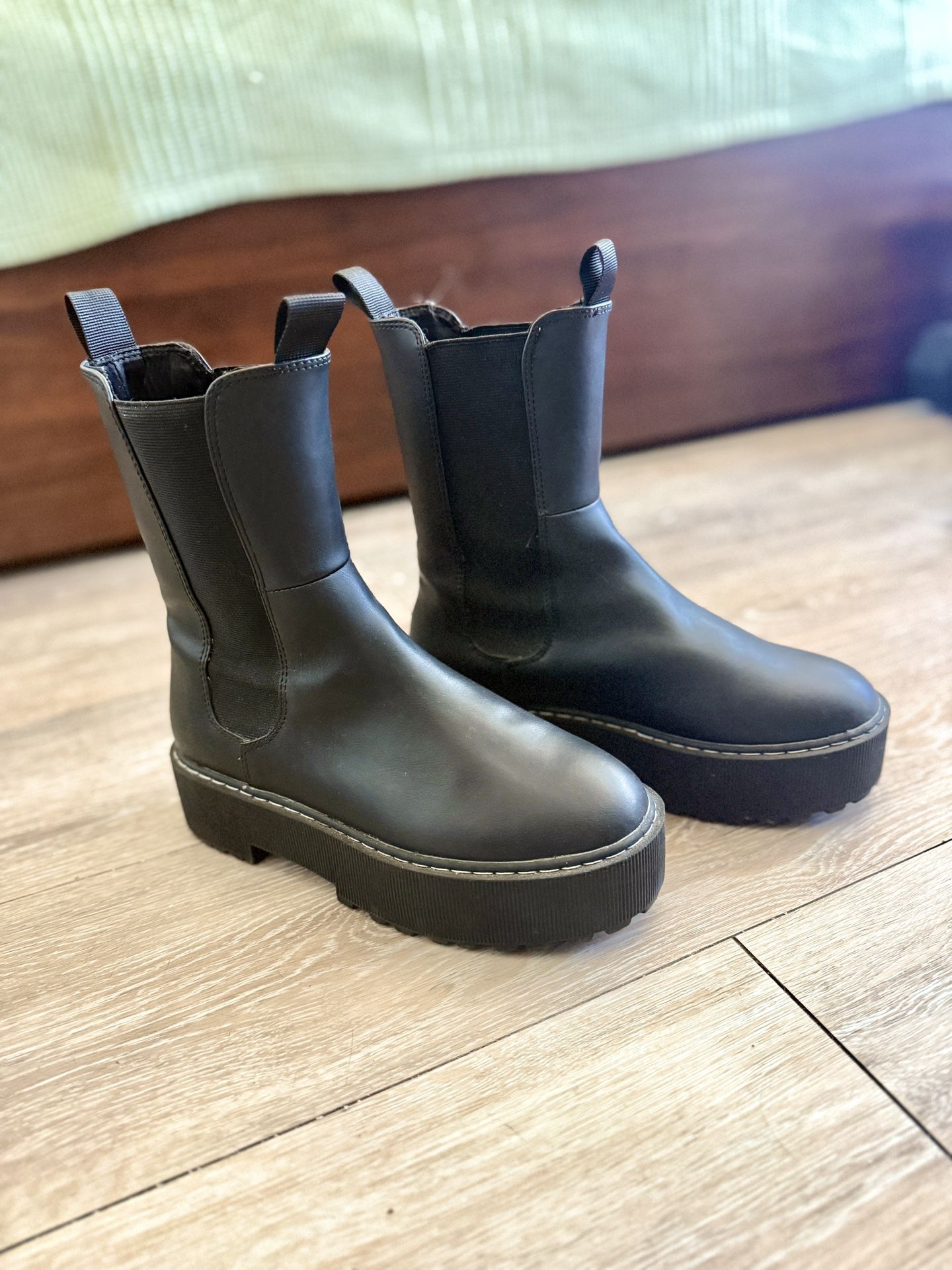 chelsea lug boots womens shoe size 7/7.5