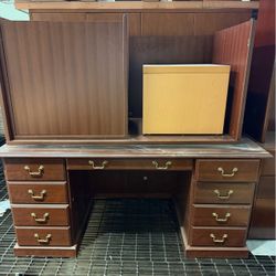 Office Furniture – Desks & Cabinets
