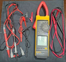 Fluke 393 FC CAT III 1500V Clamp Meter