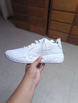 Basketball shoes