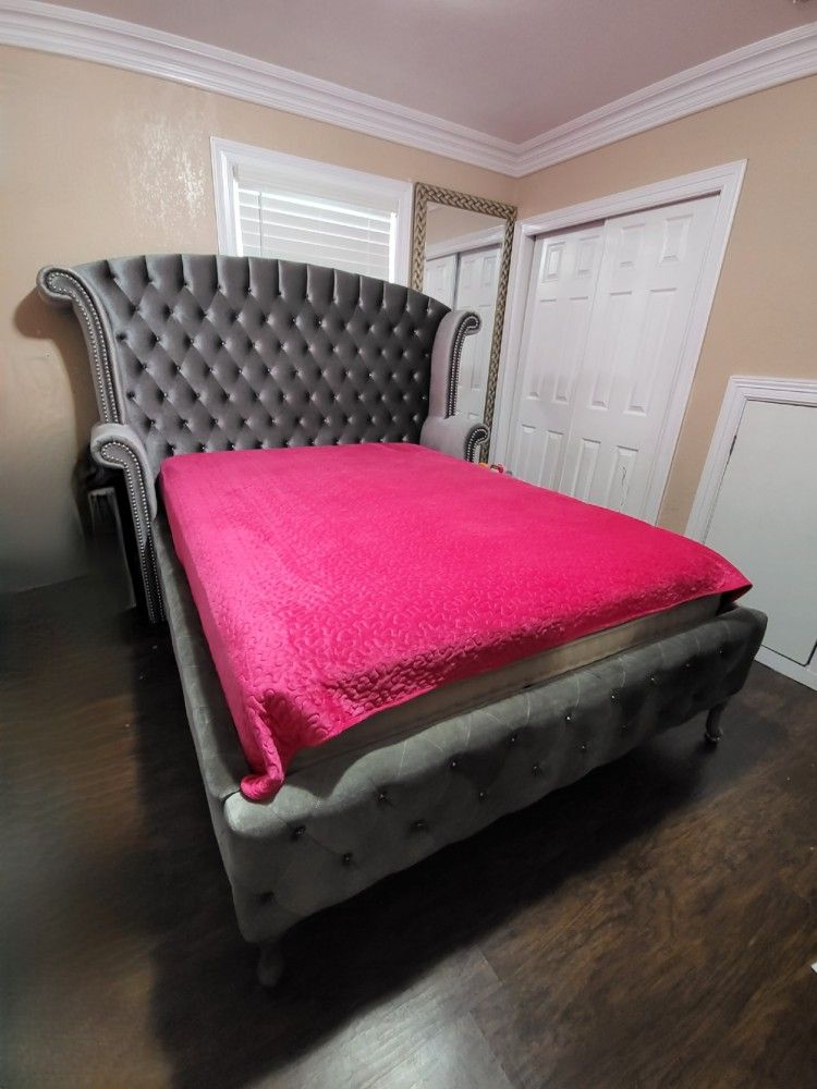 QUEEN SIZE BED
