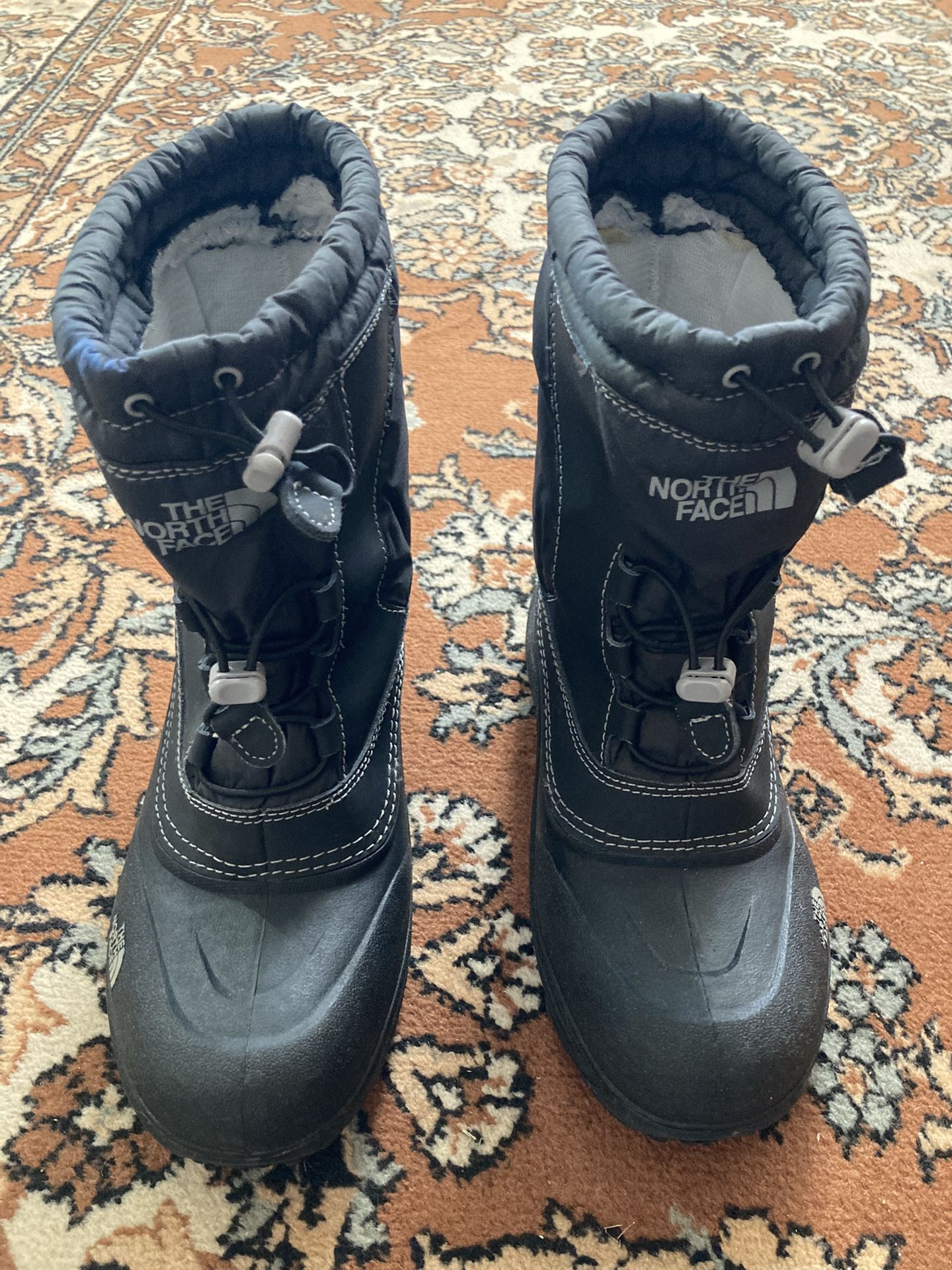 North face boy’s boots with liner. Size 6